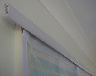 Self-closing top mechanism